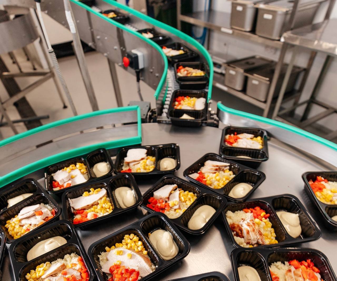 Сервис доставки готовых рационов Grow Food может лишиться фабрики кухни на юге Москвы пишет Коммерсантъ Ее дочерние компании обратились в суд с иском к АО Бирюлево о признании недействительным одностороннего расторжения договора аренды Ранее АО Бирюлево контролировалось через ООО Корпэстейт основателем Росинтера Ростиславом Ордовским Танаевским Бланко Росинтер развивает сети IL Patio Планета суши Шикари и др Юристы считают что спор может завершиться мирным урегулированием Но если Grow Food все же придется искать новое помещение аренда 5000 кв м может стоить ей в 90 125 млн руб в год Фото официальная группа Grow Food в VK Больше про торговлю и потребителей на канале Shopper s Подписывайтесь