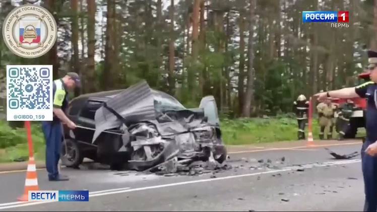 В выходные в Прикамье произошло несколько смертельных ДТП За выходные в Прикамье произошло несколько автомобильных аварий со смертельным исходом. На дороге между Кукуштаном и Чайковским водитель автомобиля "Лада Калина" по неустановленным причинам выехал на полосу встречного движения и допустил столкновение с Nissan. Один человек погиб, трое госпитализированы. Еще одно ДТП случилось на Западном обходе Перми. Здесь разбился насмерть мотоциклист. Предварительно установлено, что в районе дома 108 по ул. Промышленной он допустил наезд на металлическое барьерное ограждение справа, по ходу движения. В Оханском округе в д. Кочегары на ул. Центральной автомобиль автомобиль «Шевроле Ланос» по неустановленной причине начал самопроизвольное движение. Водитель попытался остановить машину, в результате чего получил смертельную травму.