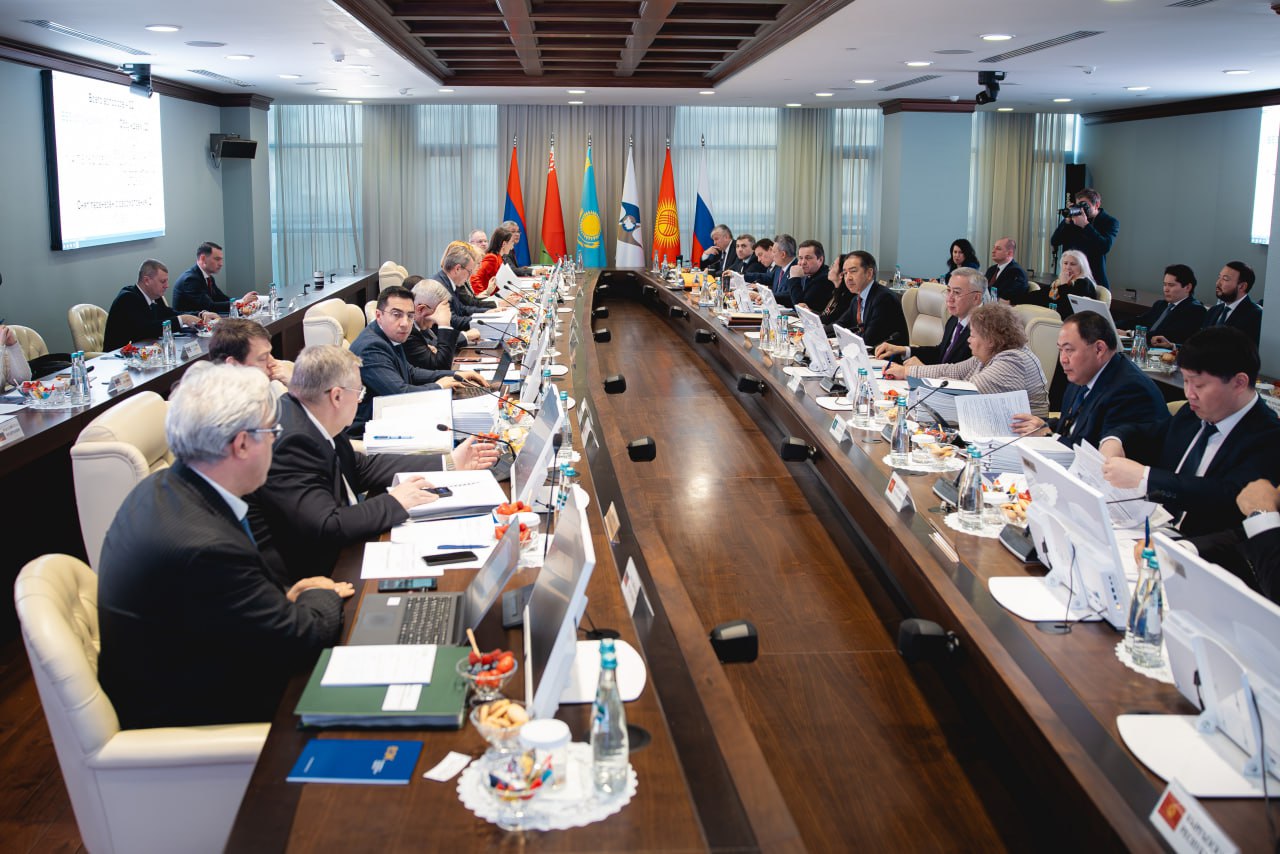 Алексей Оверчук принял участие в заседании Совета Евразийской экономической комиссии Главное Принят ряд решений в сфере таможенно тарифного регулирования в частности решения об установлении тарифной льготы в отношении отдельных товаров предназначенных для кожевенно обувной промышленности отдельных видов косточковых культур мяса крупного рогатого скота сахара сырца тростникового какао пасты и какао масла Одобрен проект протокола о внесении изменений в договор об особенностях уголовной и административной ответственности за нарушения таможенного законодательства Таможенного союза и государств членов Таможенного союза предписывающий схожесть меры ответственности независимо от того в какой стране такие нарушения произошли Положение о порядке осуществления фитосанитарного контроля на таможенной территории ЕАЭС дополнено нормами предполагающими отказ в выдаче сертификата соответствия заявителю систематически указывающему заведомо недостоверные сведения о получателях продукции Такой отказ будет действовать 60 дней что позволит удалить с рынка неблагонадежных поставщиков сельскохозяйственной продукции Обсуждены вопросы администрирования и уплаты налога на добавленную стоимость при осуществлении поставок товаров во взаимной электронной торговле продавцом одного государства члена в адрес склада расположенного на территории другого государства члена ЕАЭС Одобрен проект протокола о внесении изменений в договор о ЕАЭС в части оказания финансового содействия при реализации государствами членами союза совместных кооперационных проектов в отраслях агропромышленного комплекса Подписаться на Правительство России в MAX