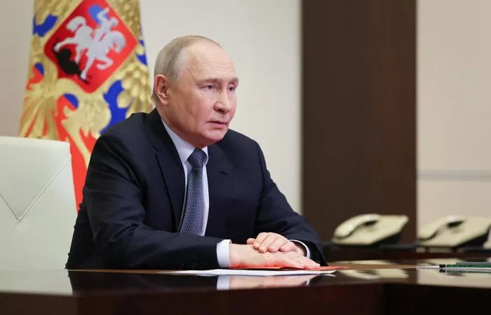 Путин на совещании с членами правительства обратил внимание на сбои в работе интернета в крупных мегаполисах Не могу не обратить внимание на то с чем люди сталкиваются в крупных городах Не часто но к сожалению такое происходит Имею в виду некоторые проблемы и сбои в работе интернета в крупных мегаполисах сказал Путин в четверг на совещании с членами правительства РФ Конечно если это связано с оперативной работой по предотвращению террористических актов а мы знаем что к сожалению мы иногда такие удары пропускаем всегда в приоритете будет обеспечение безопасности людей отметил он Президент подчеркнул что при этом нужно обеспечить информирование об отключениях интернета Фото Александр Казаков пресс служба президента РФ ТАСС interfaxonline