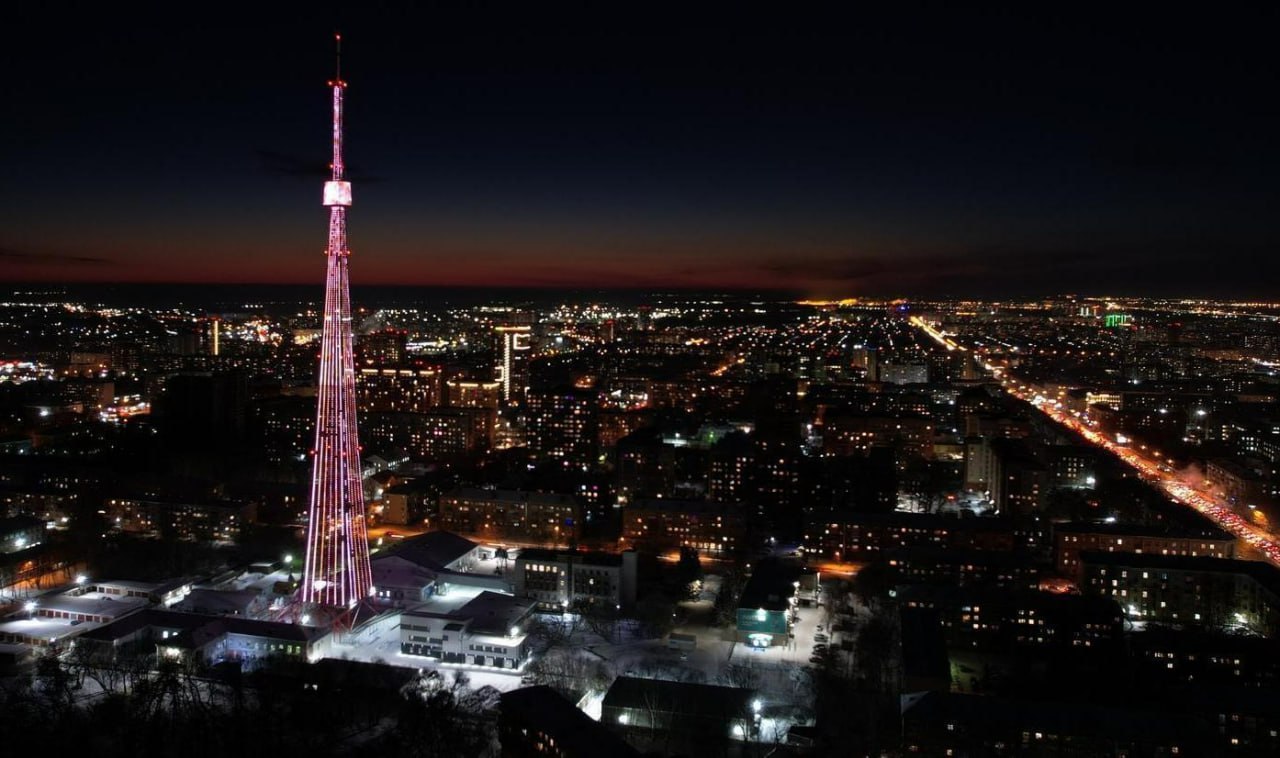 Новосибирская телебашня окрасится в цвета флагов России и Беларуси Красно зелёную иллюминацию включат на 196 метровой телебашне в левобережье Новосибирска РТРС изменит подсветку в честь подписания договора о создании союзного государства Беларуси и России 26 ю годовщину этого события отметят в следующий понедельник На медиафасаде отобразятся слова 8 ДЕКАБРЯ 1999 СОЮЗНОЕ ГОСУДАРСТВО БЕЛАРУСИ И РОССИИ РОССИЯ и БЕЛАРУСЬ Праздничный дизайн горожане увидят с 17 00 до 23 00 К акции также присоединятся телевышки в Благовещенске Братске Брянске Иркутске Омске Ростове на Дону Санкт Петербурге и других городах Подписаться на канал