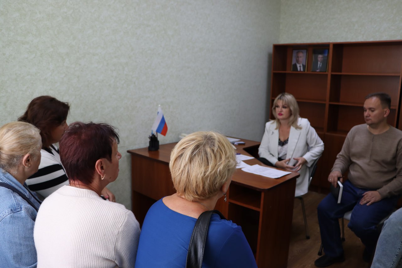 Врип главы Стаханова Наталия Жулинская провела личный прием граждан В ходе приема рассмотрено 5 обращений. Среди них одно коллективное от жильцов дома по пер. Южному, 5 бывшее общежитие машзавода . Здание не на балансе жилищной организации и при переходе в ЕУК НКО «Единый региональный фонд» жильцам грозит отключение света. Врип главы поручила срочно проработать вопрос с Минстроем ЖКХ ЛНР. Еще одно обращение касалось ремонта дороги по ул. Луганской и Почтовой. Ремонт асфальтного покрытия по ул. Луганской запланирован на 2027 г. при участии Омской области. По ул. Почтовой в этом году выполнят планировку и отсыпку. Также в ходе приема были затронуты вопросы, связанные с нарушениями правил проживания соседями и перебоями в работе городского пассажирского транспорта. По каждому из них Наталия Жулинская дала соответствующие поручения для принятия мер. Подробнее – на сайте Администрации _____________ Все новости ВКонтакте и в Одноклассниках #Стаханов #новости_Стаханова
