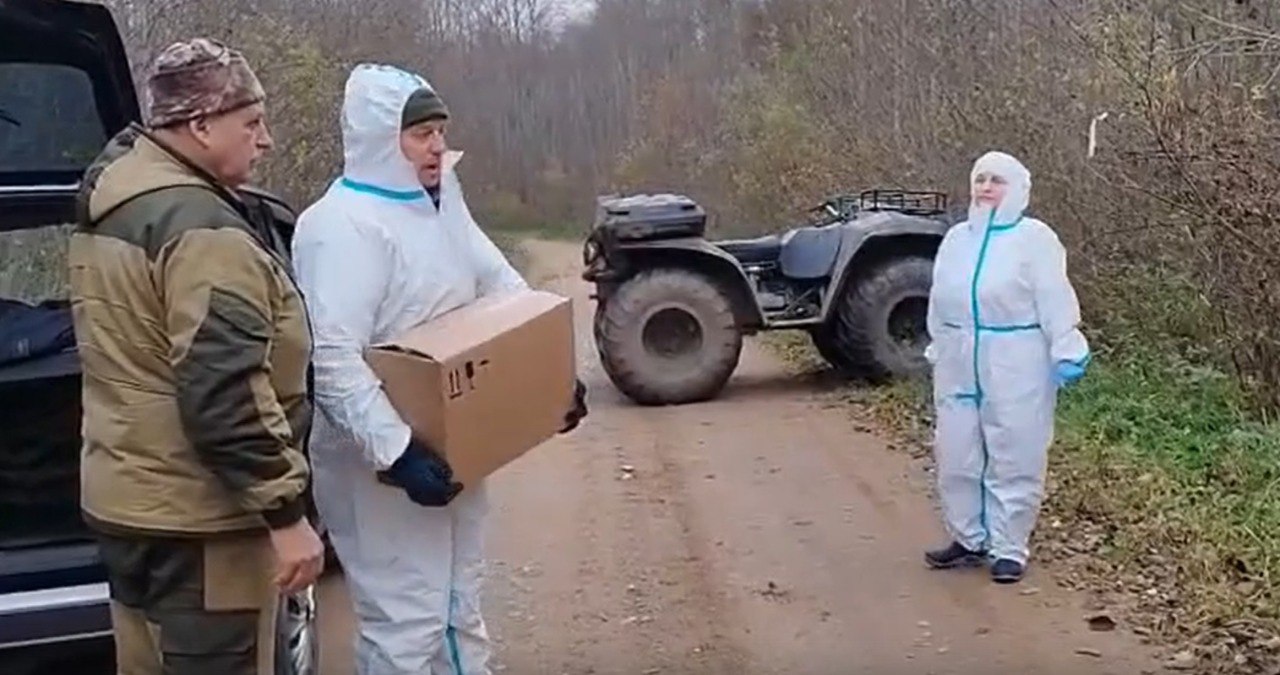 В охотничьих угодьях Новгородской области проходит сезонная раскладка вакцины от бешенства В целях профилактики возникновения и распространения бешенства предстоит разложить более 212 тыс брикетов с вакциной Оралрабивак Брикеты изготовленные из рыбной муки говяжьего жира и парафина раскладывают в местах обитания диких плотоядных животных Съедая брикет дикие плотоядные животные получают необходимую дозу препарата для иммунизации организма против бешенства После вакцинации у животного формируется иммунитет который сохраняется не менее 1 года Вакцинация проводится дважды в год весной и осенью