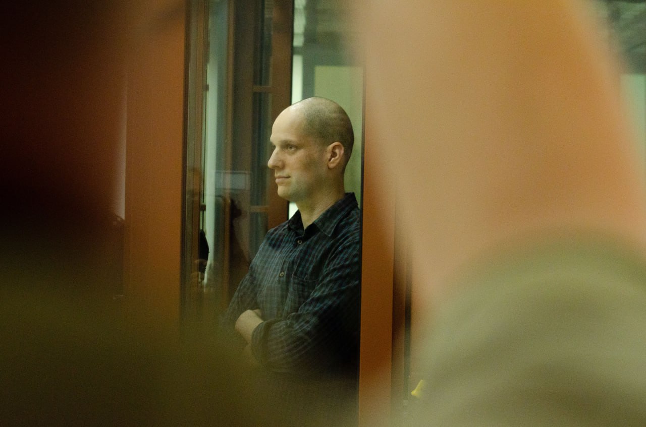 Медиазона уральский активист доносчик Павел Сергиеня фигурировал в делах журналиста Эвана Гершковича и оппозиционера Андрея Фогеля Издание Медиазона рассказало об активисте профсоюза Солидарность Павле Сергиене которого считают провокатором ФСБ Его имя впервые прозвучало в прошлом году в Екатеринбурге во время оглашения приговора журналисту Wall Street Journal Эвану Гершковичу осужденному на 16 лет колонии по обвинению в шпионаже Судья тогда упомянул что Сергиене нужно вернуть вещдок телефон но его роль в деле оставалась неясной Спустя год фамилия доносчика вновь всплыла теперь уже в уголовном деле против 65 летнего оппозиционера из Нижнего Тагила Андрея Фогеля обвиняемого в попытке создания террористической организации СМИ сообщают что именно Сергиеня записывал разговоры Фогеля с росгвардейцами и передавал их ФСБ По версии следствия на встречах обсуждались акции устрашения и нападения на силовиков но Фогель утверждает что инициатором этих разговоров был сам Сергиеня Подробнее про активиста доносчика из Нижнего Тагила и его роль в уголовных делах читайте в материалах Медиазоны It s My City