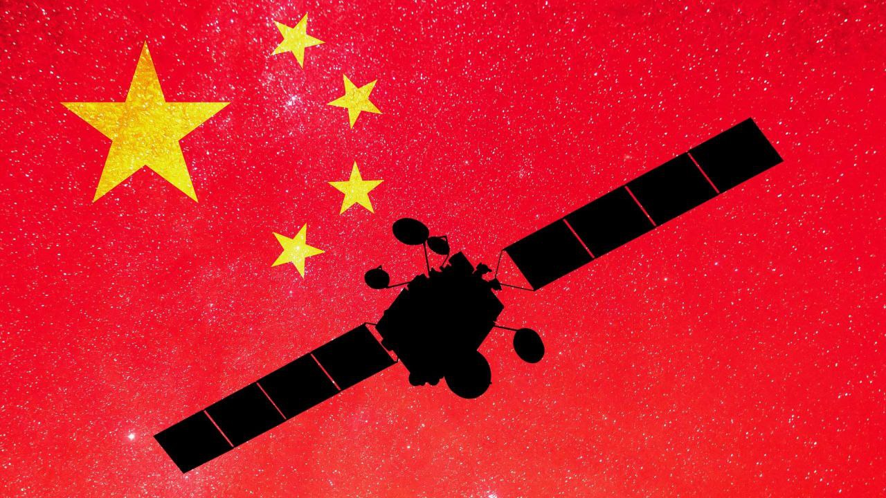 Китай уведомил Международный союз электросвязи о планах вывести на орбиту до 203000 спутников к середине 2030 х годов Это в разы больше любой существующей или планируемой группировки Для сравнения у Starlink сейчас около 9 6 тыс спутников а у Amazon Kuiper планируется порядка 3 2 тыс Ключевой момент здесь не столько в физическом запуске такого количества аппаратов сколько в регуляторной и частотной борьбе за орбиту которая может перерасти в реальное противостояние Во первых система МСЭ работает по принципу кто раньше подал заявку тот получил приоритет Даже если спутники существуют только на бумаге заявленные позиции и радиочастоты резервируются Это означает что другие операторы включая SpaceX и Amazon обязаны учитывать эти зарезервированные параметры при проектировании своих систем  Во вторых это создает так называемые регуляторные помехи При проектировании и расширении западных систем США будут вынуждены снижать мощность передатчиков чтобы не пересекаться с заявленными китайскими диапазонами менять орбитальные плоскости и усложнять алгоритмы управления сетью Даже если часть китайских спутников никогда не будет запущена сам факт регистрации уже ограничивает конкурентов   В третьих речь идёт о стратегическом контроле над низкой околоземной орбитой Мегагруппировки это не только интернет но и военная связь разведка навигация управление беспилотниками и устойчивость военной инфраструктуры в случае войны Фактически Китай действует по принципу занять пространство заранее чтобы потом диктовать условия Это дешевле и эффективнее чем догонять уже развернутую инфраструктуру Отдельно стоит изучить и масштаб Запуск 200000 спутников это колоссальная промышленная задача Даже Starlink при всей производственной мощности SpaceX выводит на орбиту примерно 1500 2 000 спутников в год максимум Чтобы реально развернуть 200000 Китаю придётся поддерживать темп запусков на уровне которого человечество еще никогда не достигало