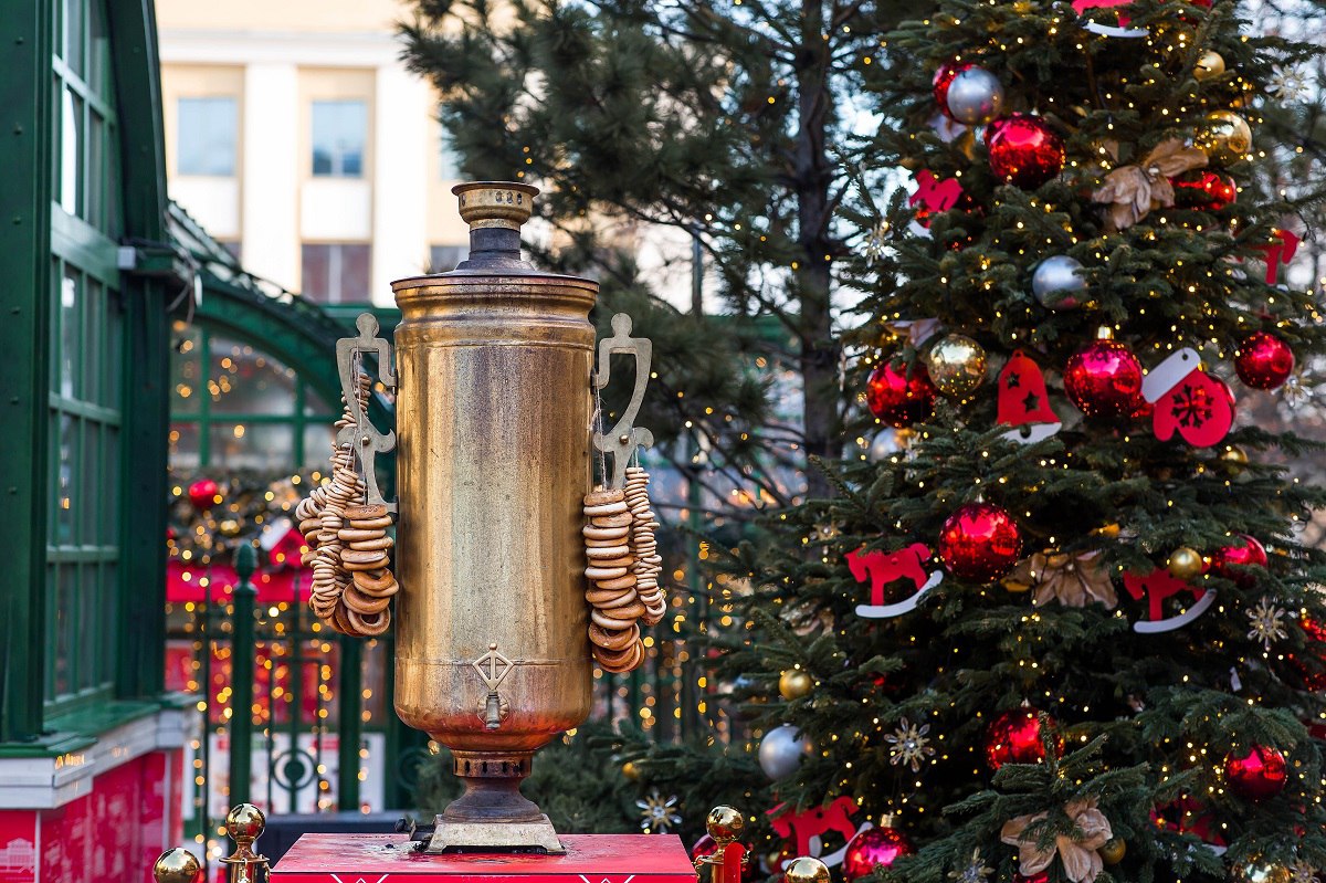 Россияне подвели итоги 2025 года и рассказали про ожидания от 2026 го Аналитический центр ВЦИОМ представил результаты ежегодного опроса посвященного итогам уходящего года и ожиданиям от грядущего Личное восприятие жизни и будущего Восприятие собственной жизни ситуации в семье в целом стабилизировалось и стало умеренно позитивным хотя и без возврата к высоким значениям Оценки прошедшего года заметно улучшились в ретроспективе сложных для страны последних пяти лет Индекс личных итогов вырос с 33 пунктов в 2020 году до 8 пунктов в 2021 году в 2022 году вышел в плюс 7 пунктов и к 2025 году закрепился на уровне 16 пунктов Люди сегодня оценивают прожитый год лучше чем несколько лет назад но смотрят в будущее сдержаннее без ощущения уверенного оптимизма Индекс личных ожиданий снизился с 45 пунктов в 2020 году до 33 в 2022 году а затем частично восстановился до 43 в 2024 году и 40 в 2025 году Про страну В оценках прошедшего года для России в целом по прежнему доминирует пессимизм В 2025 году индекс итогов года для страны составляет 35 пунктов что заметно лучше экстремально низких значений 2020 года 80 пунктов и 2022 года 69 пунктов но все еще говорит о преобладании восприятия года как трудного и тяжелого Ожидания от будущего года традиционно выглядят намного оптимистичнее В 2025 году индекс ожиданий для России составляет 25 пунктов и это существенно выше уровня 2022 года 6 пунктов причем выше даже предыдущего 2024 года 15 пунктов Коротко о главном  индекс личных итогов года составил 16 п 6 п за год  индекс итогов года страны составил 35 п 12 п за год  индекс личных ожиданий от 2026 г составил 40 п 3 п за год а индекс ожиданий в масштабе страны 25 п 10 п за год Самыми оптимистичными выглядят молодые поколения прежде всего поколение цифры они мягче остальных оценивают прошедший год для страны и демонстрируют самый высокий уровень оптимистичных ожиданий на будущее На противоположном полюсе находятся миллениалы особенно старшие именно они наиболее критично воспринимают текущую ситуацию и при этом пессимистичны в прогнозах В опросе 14 декабря 2025 года приняли участие 1600 россиян в возрасте от 18 лет Как вы оцениваете итоги 2025 го лично для себя или  РБК Деньги в Telegram и MAX Фото Shutterstock новыйгод