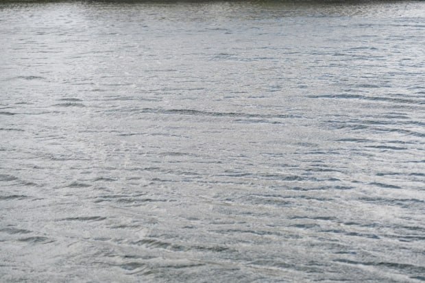 Сухогруз с зерном сел на мель в Волгоградской области Южная транспортная прокуратура организовала проверку по факту происшествия с судном в Волгоградской области В акватории Карповского водохранилища Волго Донского канала в Волгоградской области грузотеплоход Балахна следовавший из Казани в Ростов на Дону сел на мель говорится в сообщении ведомства Проводится проверка исполнения законодательства о безопасности судоходства Выясняются обстоятельства произошедшего По итогам проверки будет рассмотрен вопрос о необходимости принятия мер реагирования