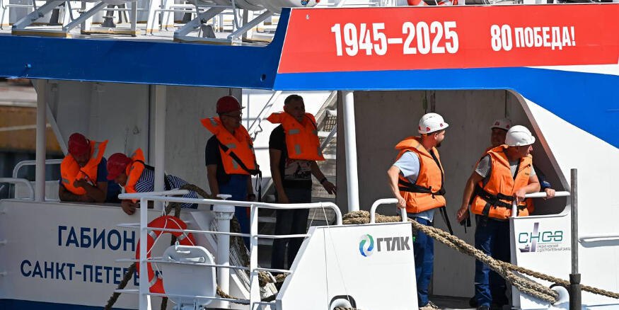 Катамаран «Габион» для экскурсий вокруг фортов Кронштадта спустили на воду. Прогулочные судна спроектированы с учетом особенностей расположения точек в Финском заливе. Например, «Кроншлот» имеет узкий вход во внутреннюю гавань, что делает невозможным проход существующих типовых речных судов из-за их габаритов и маневренных характеристик. Новые экскурсионно-прогулочные суда обладают улучшенными мореходными качествами и оснащаются по последнему слову техники. «Габион» скоро выйдет в свой первый рейс и станет неотъемлемой частью водного транспорта Петербурга. Фото: Telegram-канал вице-губернатора Петербурга Кирилла Полякова