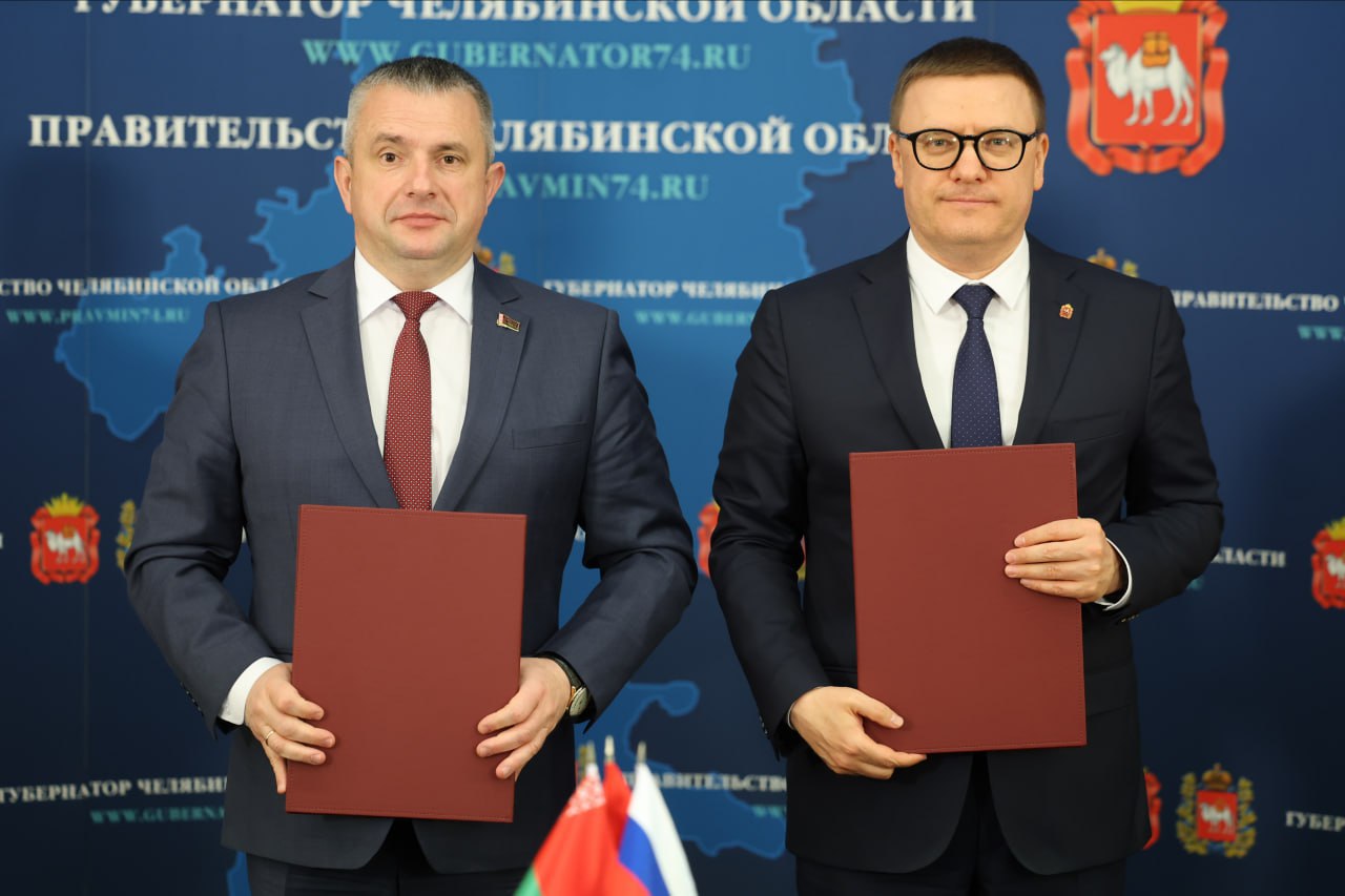 Челябинская область и Республика Беларусь установили новые горизонты сотрудничества Губернатор Челябинской области Алексей Текслер встретился с делегацией Гомельской области во главе с Иваном Крупко. Встреча завершилась подписанием соглашения о сотрудничестве, открывающего новые возможности для взаимовыгодного партнерства. «Республика Беларусь для Челябинской области надежный партнер. Мы стремимся развивать наши торгово-экономические, гуманитарные связи и видим положительные результаты. Республика устойчиво занимает третье место в товарообороте Челябинской области. В этом году отмечается рост как импорта, так и экспорта. Многие наши предприниматели зачастую начинают экспортную деятельность именно с Беларуси в связи с отсутствием существенных барьеров. Также много импортируем из Республики Беларусь в Челябинскую область. Готовы обсуждать дальнейшее увеличение объемов поставок. У нас открыто крупнейшее в стране производство промышленных роботов. Уверен, в этом направлении мы точно можем сотрудничать», — отметил Алексей Текслер. Регионы планируют расширить сотрудничество в машиностроении, в частности в производстве автокомпонентов и сельскохозяйственной техники, а также в АПК, включая поставки сельхозпродукции и развитие животноводческих комплексов. Планируется совместная работа по импортозамещению, увеличение числа прямых авиарейсов Челябинск-Минск, создание совместных туристических маршрутов и открытие выставочных павильонов в Челябинске и Гомеле. Особое внимание уделено укреплению гуманитарных связей в образовании, культуре и спорте. Алексей Текслер подчеркнул надежность Беларуси как партнера и отметил устойчивый рост товарооборота между регионами. Иван Крупко выразил заинтересованность Гомельской области в развитии сотрудничества, отметив схожий промышленный потенциал. Подписанное соглашение охватывает широкий спектр направлений, способствуя укреплению российско-белорусских связей на региональном уровне. В завершение встречи Алексей Текслер и Иван Крупко возложили цветы к Вечному огню, почтив память героев Великой Отечественной войны. / Прислать новость