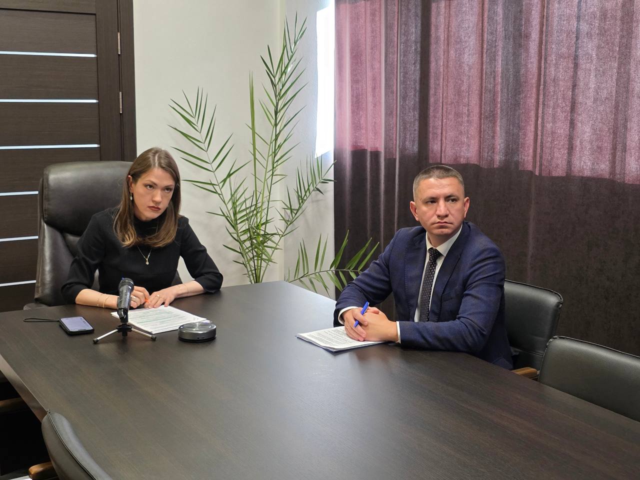 Хакасский уголь получил гарантии экспорта на федеральном уровне В Министерстве энергетики Российской Федерации вчера состоялось совещание под председательством директора Департамента развития угольной промышленности Петра Бобылева по обеспечению стабильной работы угольных предприятий Хакасии в условиях санкционного давления. В режиме видеосвязи приняла участие в совещании вместе с министром экономического развития Хакасии Романом Ковтуном и руководителями хакасских угольных компаний. Результатом встречи стало определение конкретных объемов экспорта хакасского угля в восточном направлении на 2025 год. Основываясь на предложениях самих предприятий, мы согласовали общий объем в 9 732 тысячи тонн, включая 8 669 тысяч тонн, запланированных к вывозу с мая до конца года. Эти показатели станут основой для формирования будущего Соглашения с ОАО «РЖД» о гарантированном вывозе хакасского угля. Предприятия подтвердили свою готовность выполнить эти объемы, если они будут закреплены документально. Это стало возможным благодаря поддержке, полученной на высшем государственном уровне. Ранее Президент России Владимир Путин поддержал предложения Правительства Хакасии о мерах по стабилизации ситуации в угольной отрасли республики. По поручению главы государства от 7 мая ОАО «РЖД» должно заключить с угольными предприятиями Хакасии, которые находятся в сложном финансовом положении, соглашения, гарантирующие вывоз угля по железной дороге в восточном направлении для экспорта в 2025 году. Поручение Президента также включает предоставление ОАО «РЖД» с 1 мая 2025 года скидки в размере 12,8% на экспортные перевозки угля в западном и южном направлениях. Также будет возобновлено действие понижающих коэффициентов. Эти меры призваны снизить логистические затраты и поддержать наши предприятия. Такую поддержку мы получили благодаря планомерной и настойчивой работе главы Хакасии Валентина Коновалова. Он неоднократно поднимал эти вопросы на федеральном уровне. Инициативы главы Хакасии были услышаны и поддержаны также благодаря содействию Правительства России и представителей федеральных органов власти. Глава государства подписал резолюцию, которая даёт начало реализации намеченных мер и надежду на стабилизацию одной из бюджетообразующих отраслей Хакасии.