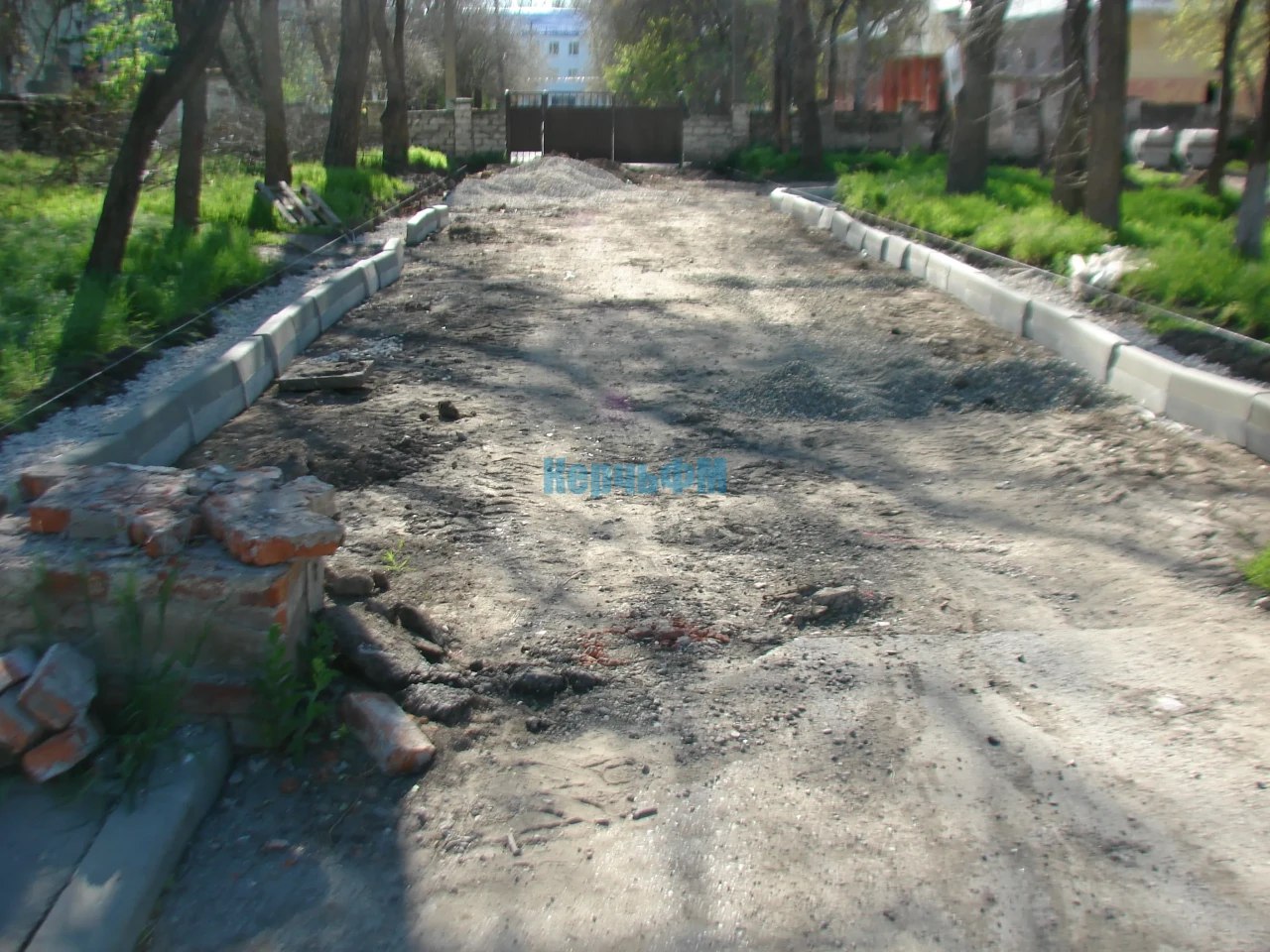 В Керчи продолжается благоустройство территорий во дворах старого фонда по улице Суворова Во дворах домов старого фонда по улице Суворова,19 и 21 медленно, но верно продолжается благоустройство, которого местные жители не знали никогда. Уже частично установлены бордюры на въездной дороге и внутри двора, где потом положат асфальт. Готовят и будущую детскую площадку: территорию расчистили и завезли сыпучие материалы, передает КерчьФМ... подробнее