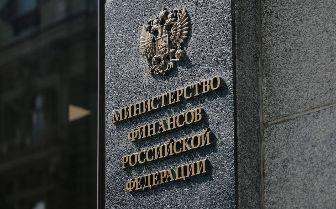 В Минфин поступили предложения от спикера Совфеда Валентины Матвиенко по усовершенствованию льготной ипотеки Речь идет о запрете оформлять семейную ипотеку не по месту регистрации заемщика, чтобы она не использовалась в инвестиционных целях. «Мы это рассматриваем и в принципе поддерживаем ее предложение, что семейная ипотека должна быть в первую очередь направлена на тех граждан, кому это больше всего необходимо»,— сказал ранее замминистра ведомства Иван Чебесков. В чем суть Для получателей льготной ипотеки предлагается ввести обязательную регистрацию в купленном жилье в течение 180 дней со дня покупки. После чего придётся в течение 5 лет подтверждать ее. Также в ведомстве отметили, что новые практики не должны ограничивать тех граждан, которые хотят купить квартиру, чтобы действительно переехать в другой регион.