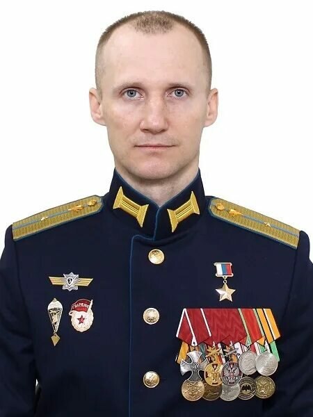 Новокуйбышевском поруководит участник СВО Депутаты единогласно приняли досрочную отставку Алексея Коробкова Сегодня 13 октября дума Новокуйбышевска рассмотрела вопрос о досрочном сложении полномочий главы города Алексея Коробкова Чиновник подал в отставку написав заявление по собственному желанию За проголосовали все 23 присутствовавших депутата И о главы Новокуйбышевска назначен участник спецоперации выпускник первого потока Школы героев экс советник губернатора Максим Девятов Алексей Коробков поблагодарил коллег и жителей и сказал что Новокуйбышевск стал для него родным пожелав городу сильного руководителя 38 летний Максим Девятов уроженец Тихвина Ленинградской области С 2005 года служил в 81 м гвардейском мотострелковом полку в посёлке Кряж В 2013 году продолжил службу в бригаде спецназа ГРУ в Тольятти В 2014 году участвовал в операции в Крыму Является участником военной операции в Сирии а с февраля 2022 года участником СВО на территории Украины В 2023 году получил звание Героя Российской Федерации С августа 2024 года начал работать помощником губернатора по вопросам поддержки участников СВО и их семей Является зампредседателя Ассоциации ветеранов СВО по Самарской области В 2024 году вступил в партию Единая Россия С ноября того же года стал членом регионального политсовета В 2025 году занял должность заместителя секретаря самарского отделения ЕР по вопросам поддержки участников СВО На внеочередном заседании новокуйбышевской думы губернатора Вячеслава Федорищева не было Присутствовали врио вице губернатор руководитель администрации губернатора Антон Емельяненко министр внутренней политики Самарской области Сергей Филиппов и пока ещё глава Чапаевска будущий министр внутренней политики Александр Кузнецов В отсутствие прямых выборов мэра по сути население от выбора градоначальника отстраняют К сожалению такие решения принимаются кулуарно Но раз уж мэра не выбирают граждане а назначают сверху то для такого города как Новокуйбышевск у которого за девять лет по моим подсчётам сменилось семь мэров необходимо широкое обсуждение кандидатур на должность главы города с привлечением активистов общественности депутатского корпуса депутатов Самарской губернской думы всей активной части города И конечно же хотелось бы чтобы губернатор Самарской области которому я писал письмо в прошлом году удовлетворил мою просьбу о включении избранных от Новокуйбышевска депутатов думы Алексея Лескина и меня в конкурсную комиссию по выбору претендентов на должность главы города С Максимом Девятовым мы ещё не общались не знакомы с ним Надеюсь что в ближайшее время у нас предстоит встреча После этого наметим какие то возможные планы прокомментировал отставку главы Новокуйбышевска депутат Самарской губдумы Михаил Абдалкин Вячеслав Федорищев предложил возглавить Новокуйбышевск Алексею Коробкову в ноябре заявив что он имеет опыт хозяйственной работы глубоко погружен в вопросы ЖКХ социальной и промышленной сфер Сначала Коробков исполнял обязанности руководителя администрации города а в декабре 2024 года стал градоначальником Предыдущий руководитель Сергей Марков в сентября 2023 года написал заявление об отставке по собственному желанию