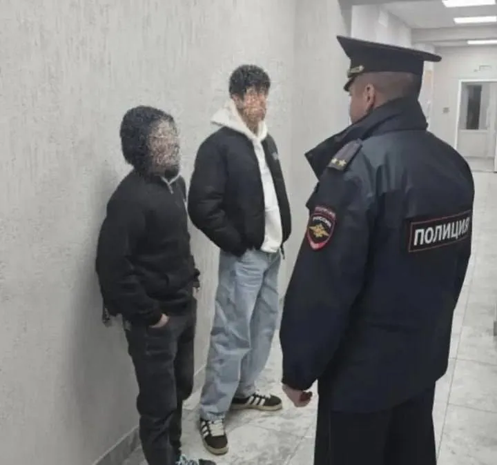 Во время рейда в Обнинске задержали 37 иностранцев Их доставили в территориальный отдел полиции для дактилоскопирования и внесения в информационные базы МВД На некоторых составлены административные протоколы за нарушение миграционного законодательства 5 человек будут выдворены из России В отношении двух работодателей возбуждены дела за незаконное привлечения иностранцев к работе Им грозят серьезные штрафы Наш канал в MAX