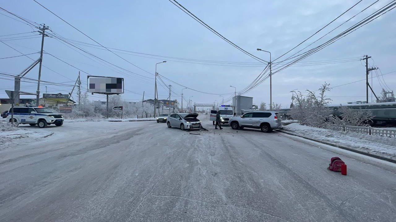 В Якутске за прошедшие выходные 3 человека получили травмы в ДТП  Госавтоинспекция Якутска сообщает, что 11 января на перекрестке улиц Лермонтова – Каландаришвили при столкновении двух транспортных средств получил травмы несовершеннолетний пассажир.  На перекрестке улиц Лермонтова – Короленко был совершен наезд на 60-летнего пешехода, который переходил проезжую часть на запрещающий сигнал светофора. Пешехода госпитализировали с переломами и ушибленной раной.  Днём в воскресенье на перекрестке улиц Вилюйский переулок – пер. Базовый 46-летний водитель, управляя автомобилем "Тойота Ленд Крузер", при повороте налево, не уступив дорогу автомобилю "Тойота Приус", допустил столкновение. В результате ДТП пассажир автомобиля "Тойота Приус" получил ушибы. По данным фактам проводятся проверки.