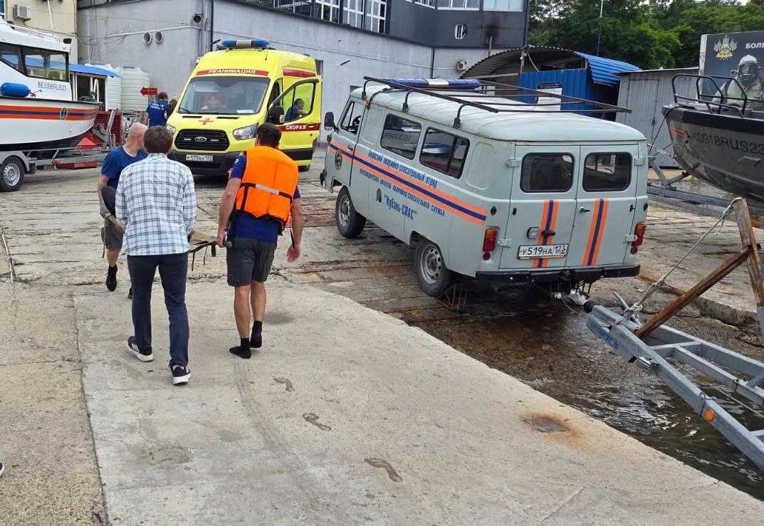 В Анапе спасли москвича, который тонул в море. Вчера 36-летний турист решил искупаться в штормящем море. Он взял с собой две деревянных доски и пошел купаться, но его начало уносить от берега. Мужчину заметили очевидцы и сразу обратились за помощью по единому номеру 112. Спасатели Анапского отряда на катере отправились на помощь. Им удалось обнаружить утопающего на расстоянии 1500 м от берега! Пострадавшего подняли на борт в состоянии сильного переохлаждения, наблюдался мышечный тремор. Спасатели доставили туриста на берег и передали медицинским работникам. Врачи оценили состояние пострадавшего как тяжелое, к счастью, ему удалось оказать своевременную помощь! Спасибо спасателям! Анапское Черноморье