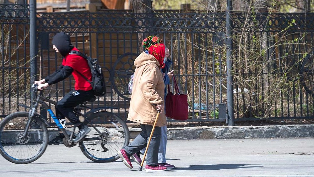 В Челябинской области 125 тысяч пенсионеров получают выплату на уход   Новую надбавку к пенсии начали выплачивать с 2025 года всем южноуральцам старше 80 лет и инвалидам I группы.   Подробнее о ней нашему корреспонденту рассказал исполняющий обязанности управляющего отделением Социального фонда России по Челябинской области Владимир Шаронов.     / Прислать новость