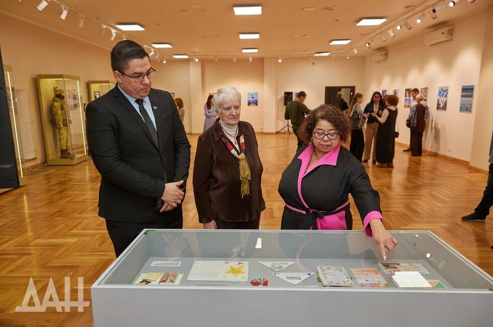 Фотовыставки о Донбассе Новороссии и Никарагуа открылись в Москве Они представлены в Музее современной истории России В экспозицию среди прочих вошли фотоработы корреспондентов а на открытии выставок были награждены фотографы из ДНР Александр и Николай Ивановы их снимки прошли конкурсный отбор и стали частью Новой России Читать полностью Подпишись на нас в MAX