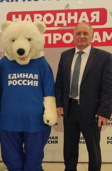 Суд досрочно прекратил полномочия председателя Ермаковского районного Совета депутатов. Поводом для этого стали многочисленные нарушения антикоррупционного законодательства. По официальным данным, этот пост занимал единоросс Владимир Форсель. По данным прокуратуры, с 2020 года депутат заключал с администрацией договоры аренды муниципальных земель без торгов. Так он получил 700 гектаров сельскохозяйственных угодий, при этом размер участков превышал установленные законом пределы. Также у него в собственности оказались ещё 16 участков общей площадью 1800 гектаров. Их он сдавал в аренду сельскохозяйственной организации, получая не менее 600 тысяч рублей в год. Эти сведения он не указал в декларации о доходах и имуществе. Также он не уведомил антикоррупционную комиссию и депутатов о личной заинтересованности при обсуждении вопроса о премировании. Он сам выступал докладчиком на сессиях и получил премии за каждый месяц 2024 года. Подробнее – на Бабре #красноярск