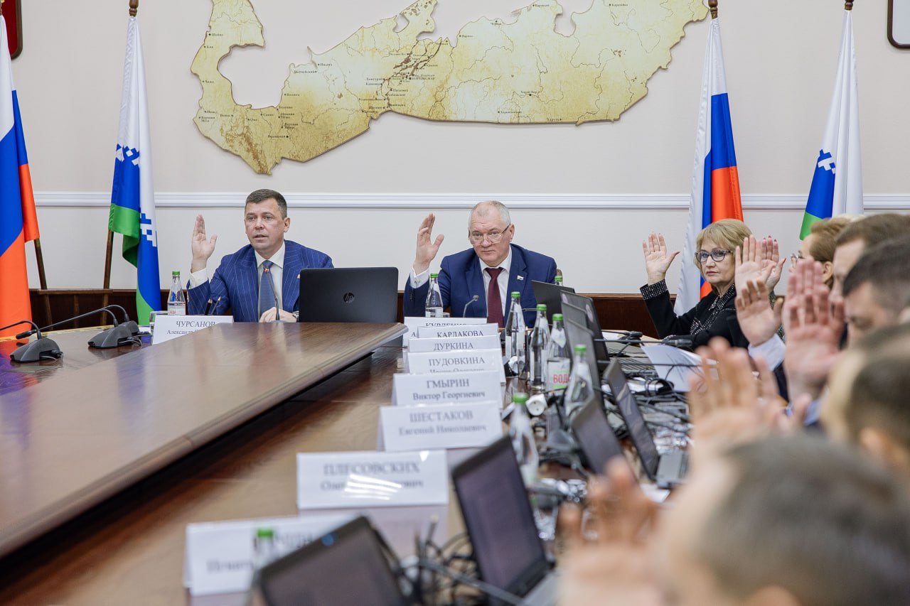 В апреле этого года предложила коллегам ввести в регионе должность уполномоченного по правам коренных малочисленных народов Севера Сегодня Собрание депутатов НАО единогласно поддержало инициативу сразу в двух чтениях Человек который займет эту должность призван защищать права и законные интересы КМНС взаимодействовать с органами власти знать традиции народов и особенности их образа жизни Позитивный опыт работы с уполномоченными уже есть в Якутии Сахалинской области Камчатском крае Теперь и мы делаем этот важный шаг на пути к сохранению уникального культурного кода округа Уполномоченный по правам КМНС сможет приступить к работе в НАО с 1 января 2026 года Подписаться на официальный канал MAX