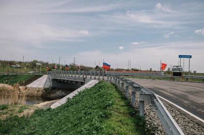 В Мариуполе планируют увеличить пропускную способность моста через реку Кальчик  Специалисты Единого института пространственного планирования РФ занимаются проработкой вопроса улучшения транспортной доступности между различными частями Мариуполя.  В рамках разработки особого проекта для города институт предлагает модернизировать мост через Кальчик, чтобы увеличить его пропускную способность.