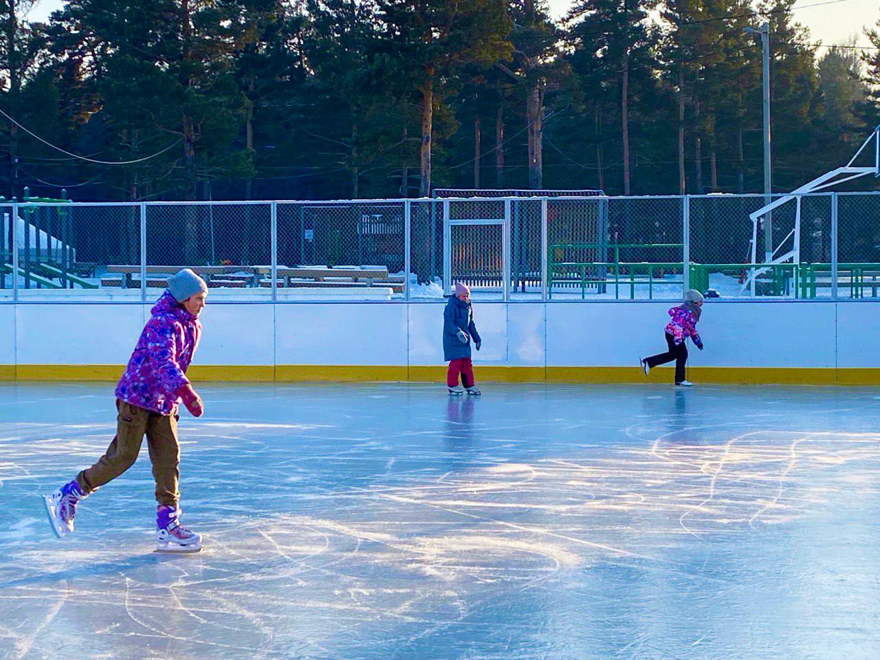 В Чите стартует зимний спортивно оздоровительный сезон 5 го декабря в 14 00 в МСК Темп начнется турнир по хоккею с мячом Кубок первого льда в это же время пройдет спортивно праздничная программа в МСК Шахтер и хоккейной коробке по улице Энергетиков 18 6 го декабря в 13 00 откроется сезон на МСБ Березка Там пройдет матчевая встреча по хоккею с шайбой в 14 00 спортивно праздничная программа в хоккейной коробке по улице Боровой 2 7 декабря в 13 00 состоится спортивно праздничная программа в хоккейной коробке по улице Кайдаловской 10 а в 14 00 начнется спортивный праздник в хоккейной коробке по улице Дивизионной 10 Приходите Заряжайтесь позитивной энергией и яркими эмоциями