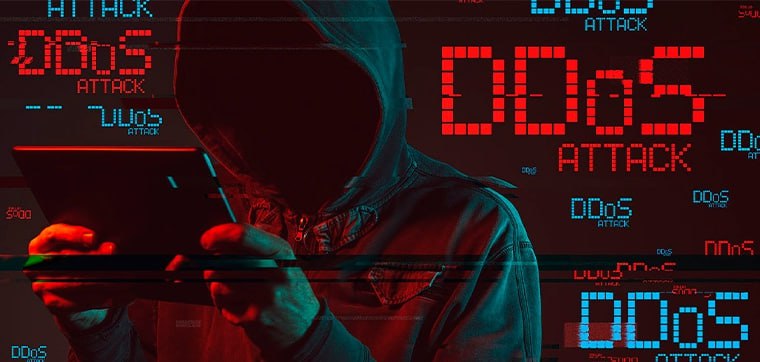 DDoS в России: реже, но мощнее  По данным Мегафона, в первом полугодии 2025 года количество DDoS-атак на клиентов оператора снизилось на 45%. Однако сами атаки стали гораздо мощнее – до 72 210 пакетов в секунду  Kpps , в два раза выше прошлогоднего максимума. При этом время атак сократилось в среднем до 1 часа и 45 минут, на 18% меньше чем годом ранее. То есть злоумышленники сменили стратегию – вместо долгих атак «на изматывание» они используют продвинутые ботнеты, чтобы гарантированно повалить нужный сервис, пусть и ненадолго. Под ударом госсектор и контент-провайдеры, а вот интерес к банкам снизился. Кроме того, компании стали учиться на чужом опыте – если раньше они просили помощи уже во время атаки, то теперь таких случаев стало в 5 раз меньше.