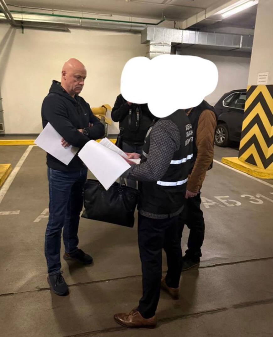 Экс мэру Одессы вручили подозрение прямо на парковке сообщают местные каналы Утверждается что статья служебная халатность повлёкшая смерть человека Геннадия Труханова напомним лишили украинского гражданства Ранее местные СМИ писали что его хотели обвинить в преступлениях в сфере хоздеятельности The Spectator отмечал Зеленский похоже таким образом избавляется от конкурентов на фоне призывов к проведению выборов Подписаться на RT ТГ Зеркало MAX