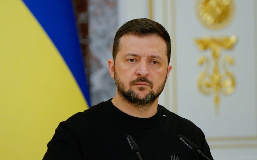 Зеленский: Сейчас есть шанс на мир, но он должен быть честным и устойчивым, а безопасность - гарантированной Президент Украины Владимир Зеленский провел телефонный разговор с наследным принцем Королевства Саудовская Аравия Мухаммадом бин Салманом Аль Саудом. Oб этом украинский лидер написал в телеграм-канале. "Говорил с наследным принцем Королевства Саудовская Аравия Мухаммадом бин Салманом Аль Саудом. Благодарен за поддержку. Проинформировал о контактах с партнерами, нашу дипломатическую работу для окончания войны. Фактически круглосуточно продолжается коммуникация с лидерами, мы на постоянной связи. Сейчас наступил момент, когда есть реальный шанс достичь мира. Но мир должен быть честным и устойчивым, а безопасность - гарантированной. Это важно не только для Украины - для каждой европейской страны", - написал Зеленский. По его словам, стороны одинаково видят опасность в любых решениях, принятых без Украины и Европы. "Спасибо Мухаммаду бин Салману Аль Сауду за абсолютно четкую поддержку этой позиции и за готовность приложить усилия ради мира. Договорились, что наши команды будут координировать все необходимые усилия. Также говорили о совместных проектах, которые дадут силы обоим нашим государствам. Наши команды будут работать над всеми деталями", - подытожил президент Украины.