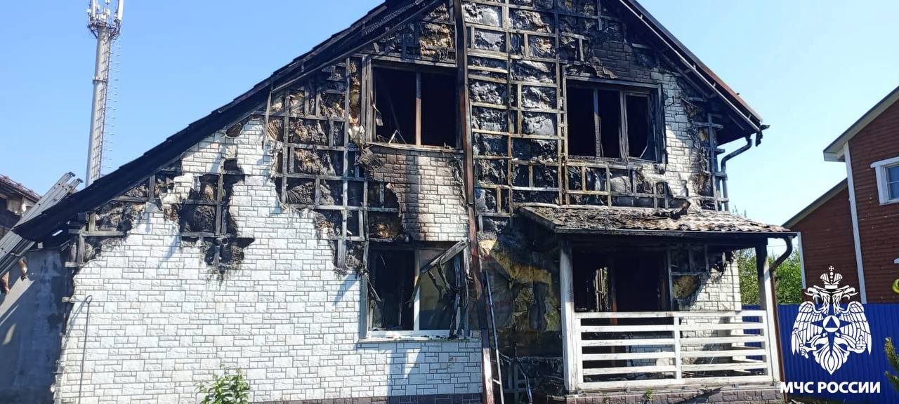 В деревне Сухово из-за пожара семья осталась без жилья На момент прибытия первого подразделения МЧС пламя успело полностью охватить здание. Предварительно, все случилось из-за нарушение правил при эксплуатации газового оборудования, сообщили в региональном МЧС. Вести-Кузбасс