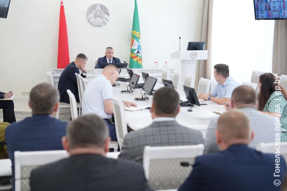 Совещание по вопросам сельского хозяйства провел председатель облисполкома Иван Крупко  Тема номер один сегодня – уборочная кампания.  Участие в совещании принял помощник Президента – инспектор по Гомельской области Руслан Пархамович.  На повестке – уборка зерновых и кормовых культур, оперативный ремонт техники, старт сева озимых, производство молока. В полевых работах на Гомельщине задействованы все возможные ресурсы. В то же время при необходимости помочь аграриям готовы промышленные предприятия региона: и машинами, и людьми.  Подробности на сайте  Подписаться / VK / OK / Instagram / Facebook / YouTube / TikTok / сайт