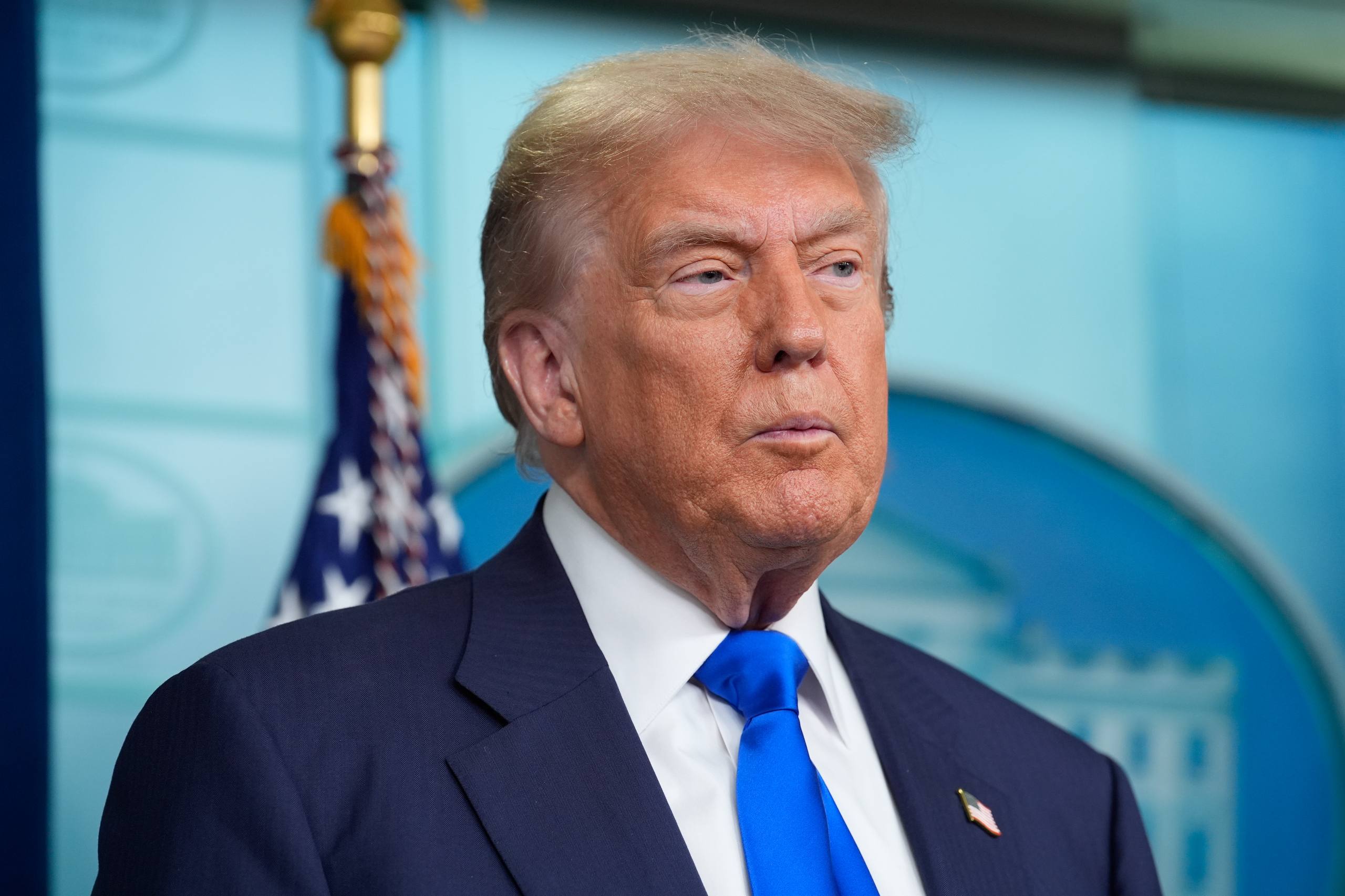 Дональд Трамп назвал главу Федеральной резервной системы Джерома Пауэлла «упрямым ослом», так как тот мог бы сэкономить США до 950 млрд долларов, просто снизив ставки по госдолгу, чего он не хочет делать. «У нас во главе человек, который как упрямый осел — и к тому же глупый человек — делает огромную ошибку. Он делает большую ошибку. И последствия её ощущаются годами, потому что это касается долга. Я распорядился, чтобы мои люди не брали займы на срок больше девяти месяцев. Надо избавиться от него. Кто бы ни занял его место — он понизит ставки», – сказал президент США. Он также отметил, что в рейтинге по ставкам заимствований США занимают позиции ниже 40-го места, уступая странам с куда менее устойчивой экономикой, в которые «никто бы не подумал инвестировать». : Yuri Gripas / Keystone Press Agency / Global Look Press #Новости
