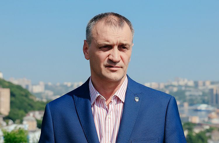 Когда вне зоны комфорта. Вынужденные ограничения мобильной сети в Приморье не скажутся на работе Wi-Fi и проводного интернета В Приморье, как и во многих регионах России, продолжаются временные ограничения в работе мобильного интернета в целях обеспечения безопасности жителей региона. Об этом сообщил Министр цифрового развития и связи Приморского края Андрей Клементьев. Глава минцифры рассказал, что тестирование процессов временного отключения мобильного интернета будет производиться всеми мобильными операторами. «Эта мера абсолютно вынужденная, это – купирование угрозы. Мы должны обеспечить безопасность жителей, безопасность наших детей. Поэтому сейчас идёт настройка сетей связи, отключаются временно только диапазоны 3G и 4G, никогда не отключается “голос”, то есть вы всегда сможете позвонить; будет проходить вызов для экстренных служб, также SMS всегда доставляются», – уточнил Андрей Клементьев. Министр добавил, что сети Wi-Fi и проводной интернет останутся в доступе, ограничения их не коснутся. «Отключение передачи данных мобильной сети выведет из зоны комфорта многих. В такие моменты доступ к сети будет доступен только в стационарных помещениях, публичных местах, где предоставляется Wi-Fi», – уточнил глава ведомства. В бытовой жизни ограничения также коснутся только тех сервисов, которые используют мобильный интернет. Если терминал оплаты в магазине подключается через проводную или Wi-Fi технологию, то ограничений не будет. Если для доступа в интернет будет использоваться SIM-карта, то как и у любого смартфона, появятся некоторые ограничения.