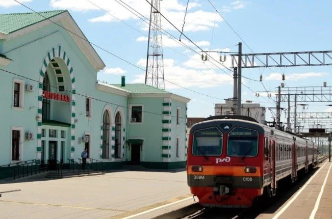 4 поезда задерживаются в Волгоградской области Сегодня на станции Петров Вал из за падения обломков БПЛА загорелось здание не связанное с пассажирской инфраструктурой Пострадавших нет Движение поездов было приостановлено но уже возобновлено Задерживаются поезда 107 Волгоград Нижневартовск 505 Имеретинский Курорт Саратов 244 Новокузнецк Анапа 358 Уфа Имеретинский Курорт Максимальное время задержки менее часа НовостиРегиона Подписывайтесь на Волгоградскую грядушку