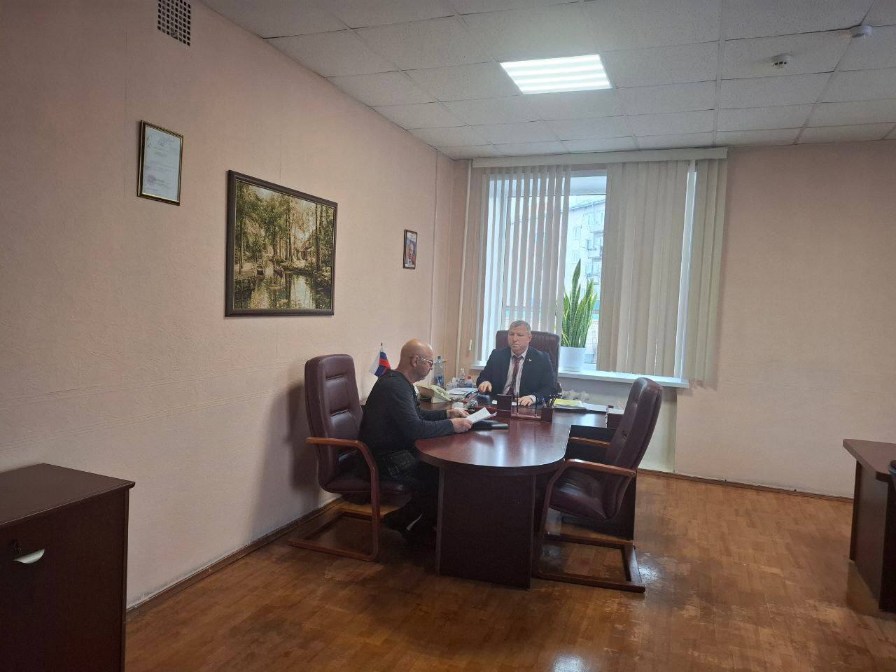 ПРИЕМ ГРАЖДАН 8 декабря 2025 года в администрации Железнодорожного района прошел прием граждан по личным вопросам который провел глава администрации Алексей Пономарев На прием обратились жители района с различными вопросами в том числе благоустройство дворовых территорий предоставление комнат в муниципальных общежитиях согласование открытия торгового объекта С каждым из обратившихся состоялся обстоятельный разговор с подробным разъяснением положений законодательства Все обращения глава администрации Железнодорожного района взял на личный контроль Напоминаем что прием проходит каждый понедельник с 15 00 до 17 00 Записаться можно в этот же день с 9 00 до 12 00 по телефону 8 3022 20 51 44