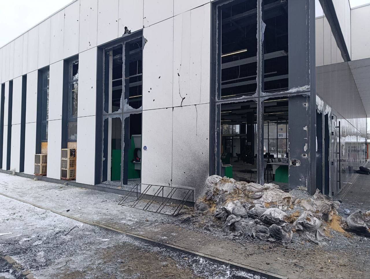 Три человека погибли в Новой Каховке при обстреле ВСУ Новая Каховка Херсонской области утром подверглась артиллерийскому обстрелу со стороны Вооруженных сил Украины сообщил губернатор региона Владимир Сальдо Сегодня утром Новая Каховка подверглась подлому артиллерийскому обстрелу со стороны ВСУ Удар пришелся по гражданской инфраструктуре МФЦ продуктовый магазин Есть погибшие три человека в том числе сотрудник администрации Есть раненые им оказывается медицинская помощь написал он Глава региона отметил что все экстренные и коммунальные службы работают на месте происшествия Власти окажут всестороннюю помощь семьям погибших и пострадавших Южная служба новостей