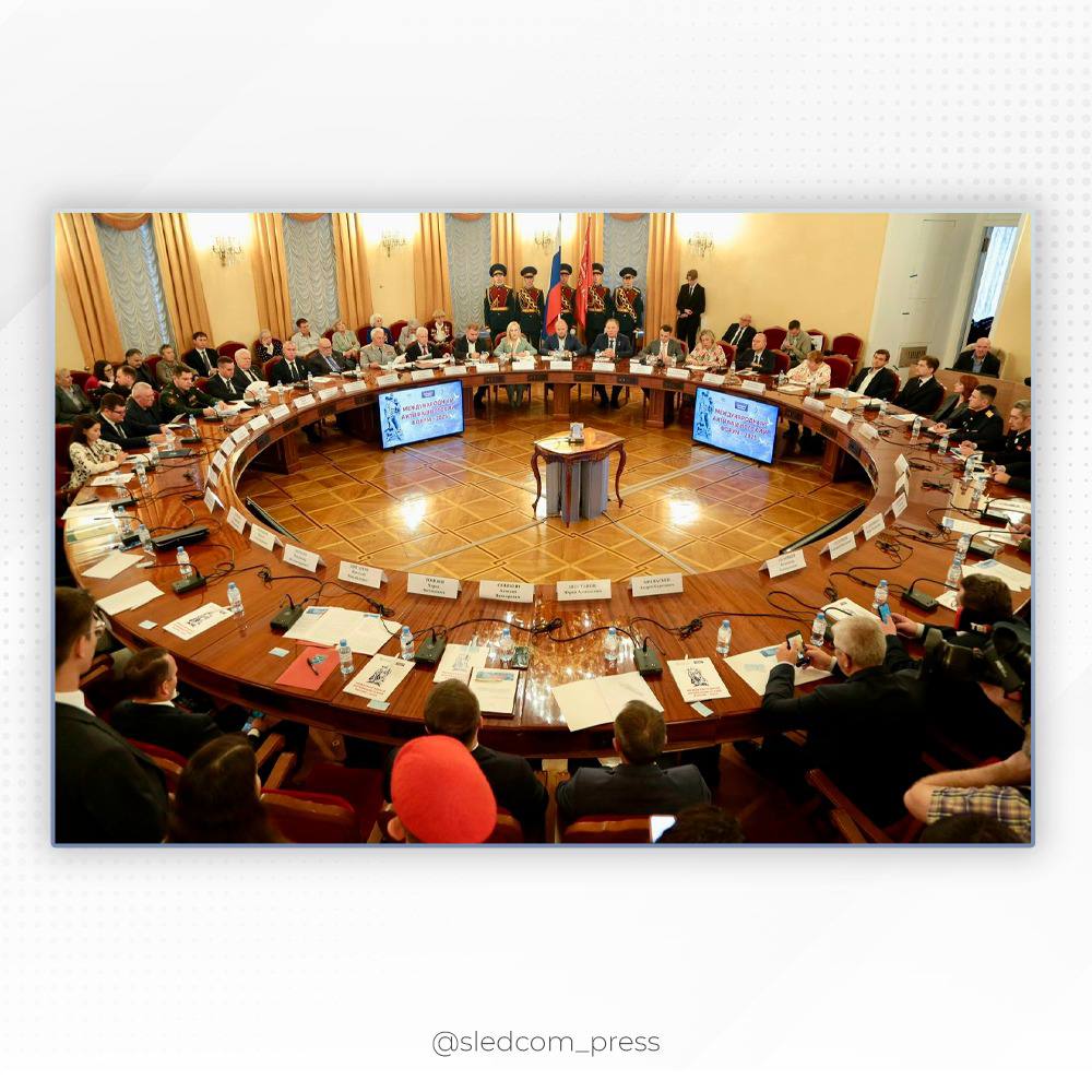 Сотрудники СК России приняли участие в Международном антифашистском форуме Представители Следственного комитета Российской Федерации приняли участие в работе Международного антифашистского форума приуроченного к 80 летию Победы в Великой Отечественной войне и Международному дню памяти жертв фашизма В числе участников представители органов власти ветеранских и молодежных организаций высших учебных заведений и студенческой общественности средств массовой информации религиозных конфессий ветераны и участники специальной военной операции сотрудники правоохранительных органов Целью мероприятия стала выработка мер противодействия современным угрозам неофашизма В приветственном слове Председателя СК России переданном участникам форума отмечена важность совместной работы над установлением справедливого порядка основанного на мире уважении прав каждого народа и искреннем стремлении к взаимопониманию Только объединив усилия и сплотив наши ряды мы сможем противостоять общей угрозе подчеркнул А И Бастрыкин и выразил пожелания успехов в борьбе с проявлениями фашизма и искажением прошлого В рамках работы форума озвучена значимость подобных встреч и дискуссий задача которых предупредить мир о реальной угрозе фашизма снова заявившего о себе и выработать меры его подавления Среди заявленных тем противодействие фальсификации истории Второй Мировой и Великой Отечественной войны оказание моральной правовой и материальной помощи жертвам фашизма патриотическое воспитание подрастающего поколения и другие Следственным комитетом России продолжается расследование преступлений немецко фашистских захватчиков и их пособников в отношении мирных жителей и военнопленных на территории СССР в годы Великой Отечественной войны На основании собранных доказательств судами Орловской Ростовской Брянской Ленинградской областей Республики Крым Краснодарского края города Санкт Петербурга и других субъектов вынесено уже 34 решения об установлении юридических фактов геноцида населения регионов Советского союза в годы оккупации Сегодня когда украинские боевики терроризируют мирных жителей новых и приграничных регионов нашей страны СК России незамедлительно и принципиально реагирует на каждый факт преступной агрессии неонацистского киевского режима Следователи фиксируют злодеяния и причиненный ими ущерб с тем чтобы ни один виновный в бесчеловечных преступлениях не ушел от ответственности Подписывайтесь на Следком в MAX