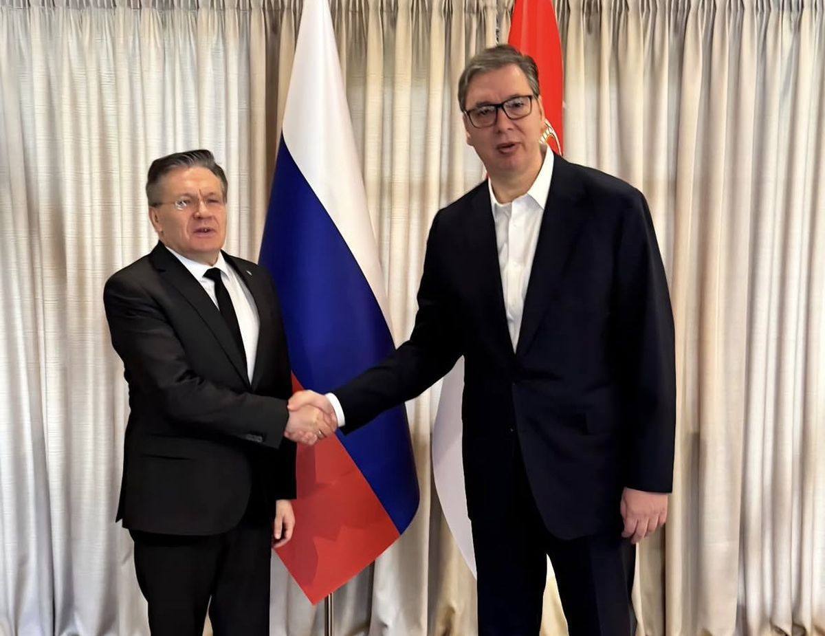 Глава Росатома Алексей Лихачёв и президент Сербии Александр Вучич обсудили взаимодействие в сфере атомной энергетики В Белграде состоялись встречи генерального директора госкорпорации Росатом Алексея Лихачёва спрезидентом Республики Сербия Александром Вучичем и с министром горного дела и энергетики Сербии Дубравкой Джедович В ходе встречи Алексей Лихачёв и Александр Вучич обсудили расширение сотрудничества в области ядерной энергетики привлечение сербских компаний к зарубежным проектам Росатома и обучение сербских абитуриентов по атомным специальностям в российских вузах В настоящее время сербское руководство рассматривает возможность сооружения первой в стране атомной станции Госкорпорация Росатом предлагает сербским партнёрам комплексное сотрудничество Атомная энергетика для Сербии это возможность обеспечения энергетического суверенитета и безопасности на десятилетия вперед Росатом является крупнейшим игроком на рынке зарубежного сооружения АЭС занимая долю более 90 мирового рынка Мы готовы предложить Сербии всю линейку своих проектов в атомной энергетике от малой до большой мощности отметил Алексей Лихачёв Подписывайтесь на Росатом Оставляйте бусты новость АлексейЛихачев