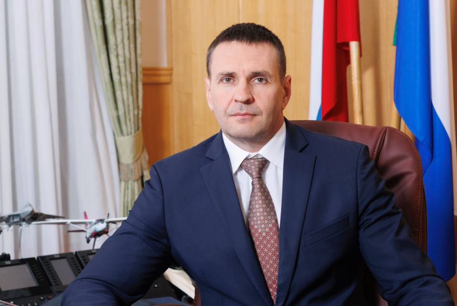 Дмитрий Демешин поздравил жительниц Хабаровского края с Днём матери В своем обращении глава региона подчеркнул что женщина не просто дарит новую жизнь она окружает маленького человека заботой и любовью учит самому необходимому Президент России Владимир Путин ставит задачу по всесторонней поддержке государством семей с детьми Для ее реализации в крае действуют многочисленные механизмы и инструменты в числе которых один из самых важных президентский нацпроект Семья Сегодня в регионе 180 тысяч семей 24 тысячи из них многодетные Создание условий для увеличения числа таких ячеек одна из приоритетных задач В завершение губернатор Дмитрий Демешин пожелал жительницам края неиссякаемого счастья и любви нацпроекты27 ХАБАРОВСКИЙ КРАЙ в МАХ