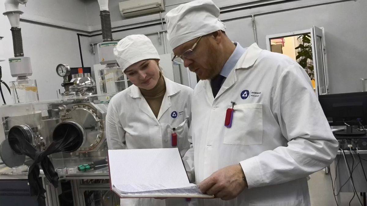 Премией Вызов отмечены сотрудники топливного дивизиона Росатома Научный комитет Национальной премии в области будущих технологий Вызов присудил премию 2025 года в номинации Инженерное решение Михаилу Скупову и Алексею Глушенкову за создание технологии промышленного производства нитридного ядерного топлива для реакторов на быстрых нейтронах Оно необходимо для перехода к атомной энергетике замкнутого цикла Подписывайтесь на Росатом Оставляйте бусты новость УченыеРосатома РосатомНаука