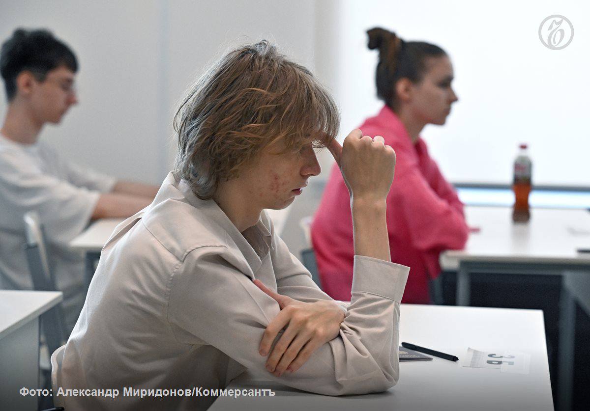 Ректор МГУ Виктор Садовничий заявлял о проблеме концентрации олимпиадников в топовых столичных вузах Они занимают большую часть бюджетных мест на некоторых направлениях и вытесняют абитуриентов с высокими баллами ЕГЭ Так в этом году 55 олимпиадников поступили в 10 вузов НИУ ВШЭ ИТМО МФТИ Финансовый университет при правительстве МГТУ МГУ РАНХиГС МИФИ Санкт Петербургский госуниверситет промышленных технологий и дизайна и РУДН Существующая система зачисления победителей школьных олимпиад в вузы не нуждается в кардинальных реформах так Ъ заявили представители ведущих университетов страны Они подчеркнули что олимпиадники создают уникальную интеллектуальную среду и повышают рейтинги вузов В Минобрнауки окончательного решения вопроса пока не видят Ъузнал