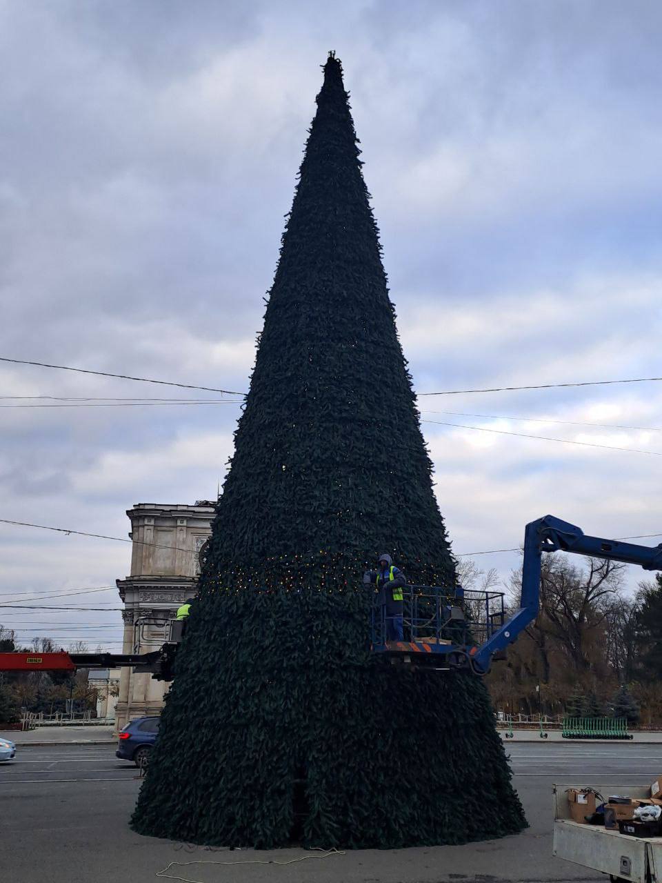 На главной площади Молдовы сегодня начали устанавливать новогоднюю елку.