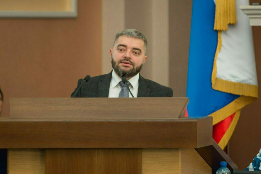 Депутат Новосибирска Игорь Украинцев направляется из СИЗО на спецоперацию Депутат горсовета Новосибирска Игорь Украинцев заключил контракт с Минобороны и поедет на СВО. Начальник пункта отбора на военную службу по контракту попросил Центральный районный суд Новосибирска приостановить дело Украинцева из-за его участия в спецоперации. Его обвиняют в вымогательстве 3,5 миллионов рублей у застройщика. По словам адвоката, депутат не признает вину. По статье, предъявленной депутату, предусмотрено наказание в виде лишения свободы на срок до пятнадцати лет со штрафом в размере до семидесятикратной суммы взятки. Подробнее читайте по ссылке INFOPRO54 Источник фото: пресс-службы горсовета Новосибирска