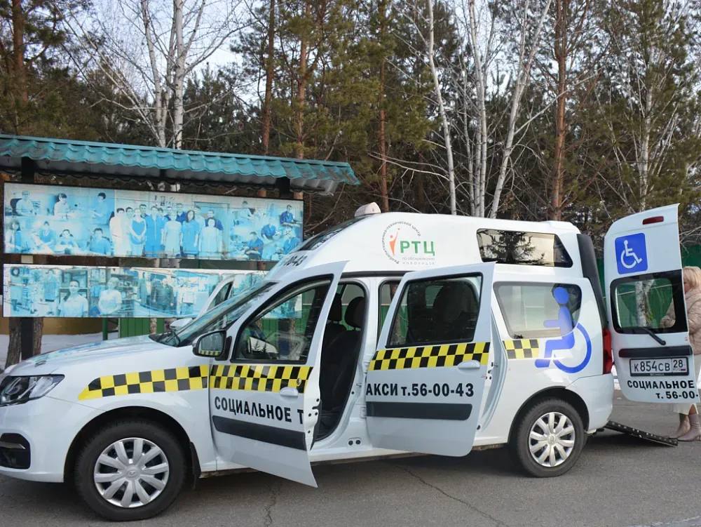 Амурчане с инвалидностью смогут чаще пользоваться социальным такси Размер поддержки на социальное такси в Амурской области вырастет до 3 тысяч рублей в месяц С февраля 2026 года увеличится размер поддержки для амурчан которые пользуются социальным такси сообщили в пресс службе регионального Министерства соцзащиты населения Ежемесячная сумма выделяемая из областного бюджета вырастет с 2 4 тысячи до 3 тысяч рублей на человека Это позволит гражданам с инвалидностью совершать больше поездок не только в медицинские и социальные учреждения но и в магазины кафе театры и другие общественные места Право на льготу имеют дети инвалиды с нарушениями опорно двигательного аппарата или зрения а также взрослые инвалиды I и II групп с нарушениями опорно двигательного аппарата передвигающиеся на креслах колясках и инвалиды I группы по зрению Компенсация за поездки направляется напрямую перевозчику поэтому пассажирам не нужно беспокоиться об оплате Фото предоставлено Министерством соцзащиты населения Амурской области ТЕЛЕПОРТ РФ здесь все об Амурской области  Мы в МАХ  Написать нам