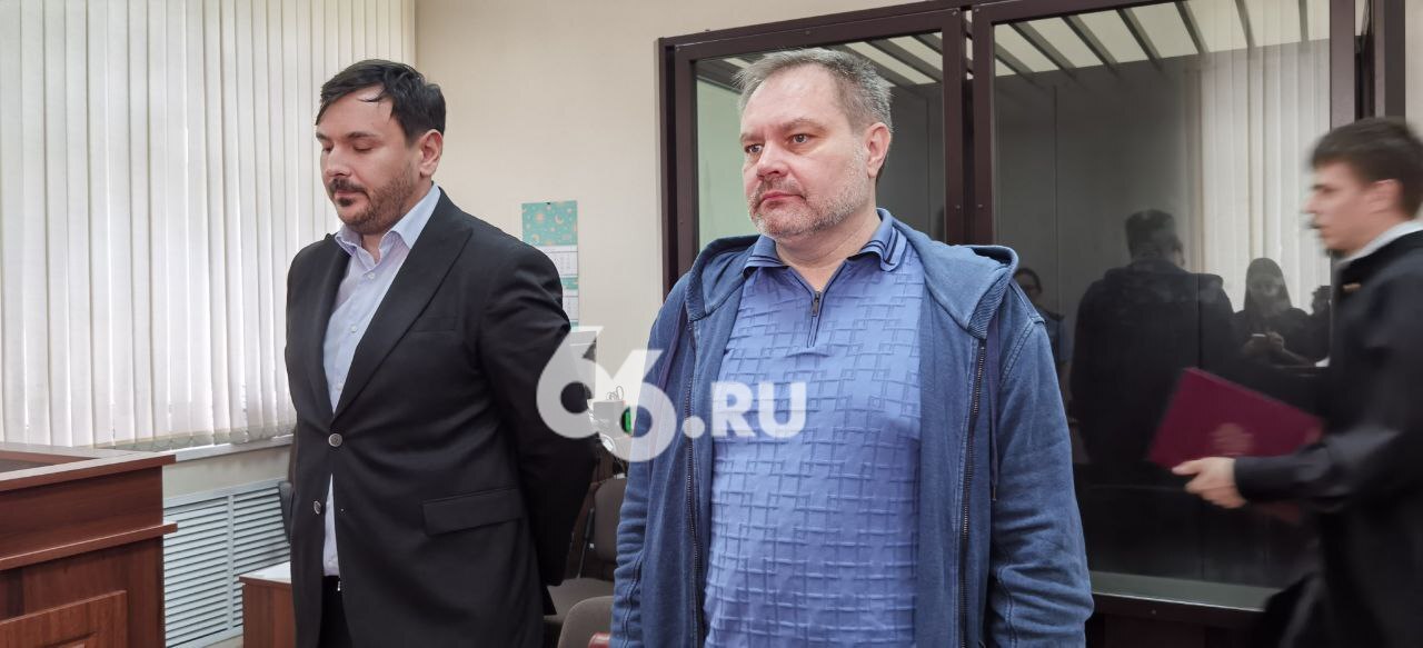  Бывшего мэра Дегтярска приговорили к 10 годам колонии строгого режима, передает спецкор .RU Дмитрий Антоненков. Вадим Пильников получил миллионы рублей взяток. Ранее он заключил сделку со следствием, но дело не стали рассматривать в особом порядке. Следствие установило, что Пильников покрывал своего заместителя Андрея Ильина. Помимо госслужбы тот занимался бизнесом. С марта по август 2023 года чиновник перевел начальнику более 890 тыс. рублей. Позже Ильин оформил в лизинг Audi Q6 стоимостью 9,5 млн рублей. Машину передали экс-мэру. Также в схеме участвовали бывший замминистра ЖКХ Сергей Гайда и учредитель «Жилых кварталов» Сарраф Мамедов. Пильников получил от Мамедова откаты за госконтракты на сумму 4,4 млн рублей. Новости из Екатеринбурга