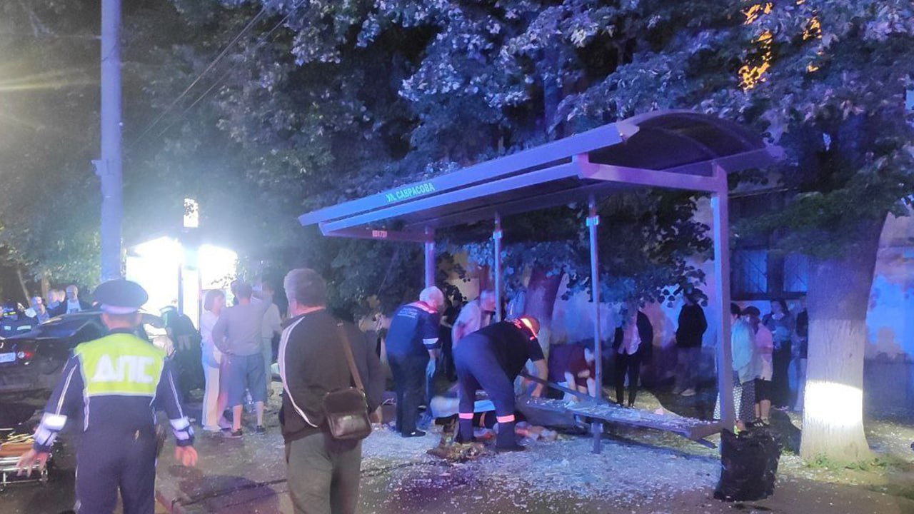 В Нижнем Новгороде произошло серьезное ДТП, в результате которого автомобиль врезался в остановку, где находились люди. Инцидент случился около 22:00 на улице Бекетова, когда после столкновения двух легковых автомобилей один из них вылетел на тротуар. В результате аварии погибли два человека, еще двое, включая несовершеннолетнего, были госпитализированы. Момент столкновения зафиксирован камерами наблюдения.