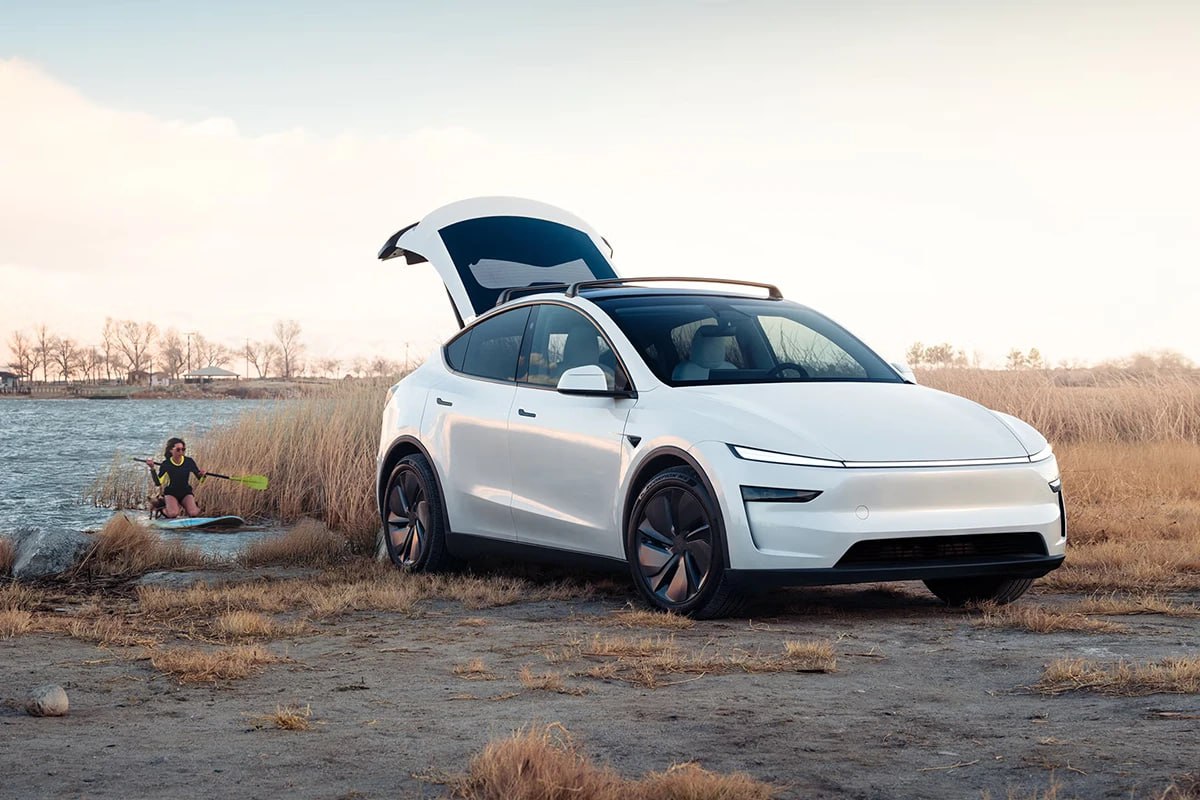 Tesla готовит две новые модели для Китая — трехрядную Model YL и седан Model 3 Plus  Tesla представила две новые модели: кроссовер Model YL и седан Model 3 Plus. Обе модификации созданы специально для Китая и поступят в продажу осенью 2025 года. Model YL получила увеличенную длину и колёсную базу, третий ряд сидений, более мощную силовую установку и аккумулятор NMC от LG, тогда как Model 3 Plus — заднеприводная версия с увеличенным запасом хода. Новинки должны помочь Tesla оживить интерес к своей продукции, особенно на фоне ограниченного модельного ряда, который уступает в разнообразии и цене предложениям от BYD, NIO и Li Auto.