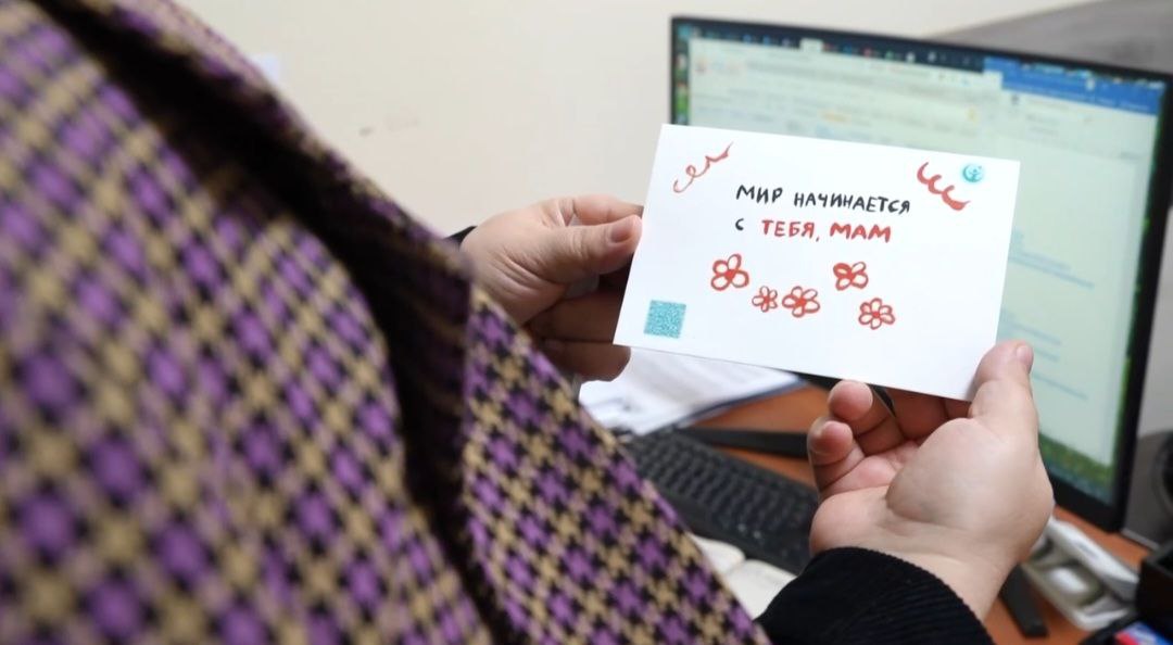 Глава Махачкалы Джамбулат Салавов оказал значительную поддержку благотворительной акции фонда Живи и дари жизнь другим приуроченной ко Дню матери выкупив весь тираж уникальных открыток Эти открытки созданы детьми которые борются с онкологическими заболеваниями а средства от их продажи направляются на лечение маленьких пациентов Приобретённые работы были вручены сотрудницам городской администрации а также матерям находившимся в этот день в мэрии Такой шаг стал для них тёплым и искренним поздравлением с наступающим праздником