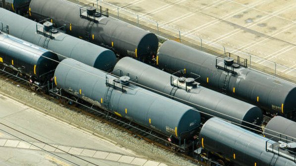 Казахстан запретил вывоз некоторых нефтепродуктов до середины 2026 года Казахстан запретил вывоз отдельных нефтепродуктов до середины 2026 года Ограничения касаются экспорта за пределы таможенной зоны ЕАЭС легких дистиллятов авиакеросина дизельного топлива газойлей толуола ксилола и нефтяного битума передает ArbatMedia Решение о продлении запрета было принято межведомственной комиссией по вопросам внешнеторговой политики и участия в международных экономических организациях Запрет на вывоз бензина дизельного топлива и ряда нефтепродуктов автомобильным и железнодорожным транспортом остается в силе Отмечается что такие меры направлены на бесперебойное снабжение внутреннего рынка Ограничение держится в силе с января 2021 года и регулярно продлевается на 6 месяцев Последнее продление было произведено 19 мая 2025 года Прислать новость