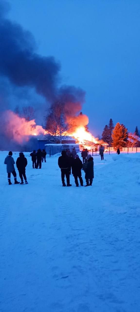 В Новокузнецком округе в п. Осиновое Плесо пожар на территории цеха по производству минеральной воды.   На данный момент огонь в производственном здании локализован на площади 500 кв.м. Пострадавших нет. На месте продолжают работать 6 единиц техники и 30 спасателей, сообщили в региональном МЧС.  Фото Бардокин NEWS Новокузнецк  Вести-Кузбасс